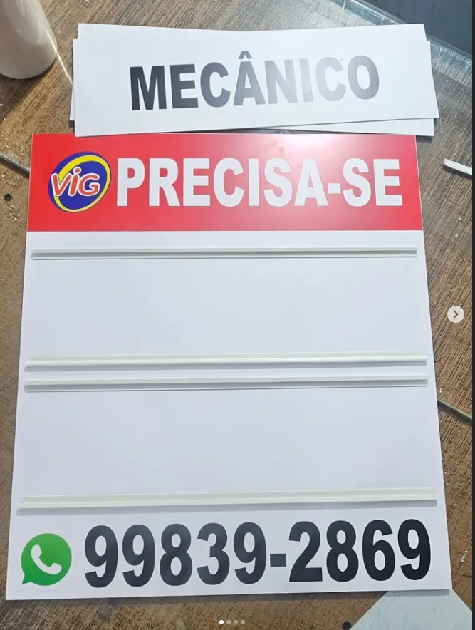 Placas de avisos e comunicação comercial