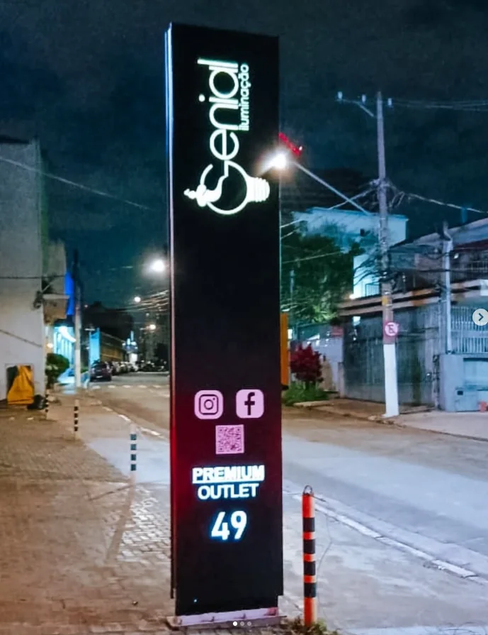 Placas e totens de sinalização